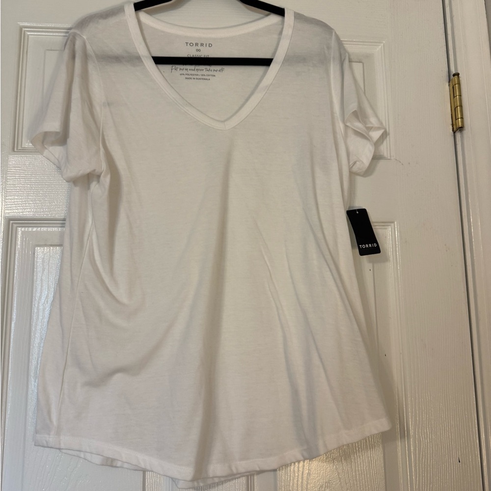 torrid White V-Neck Short Sleeve Tee
